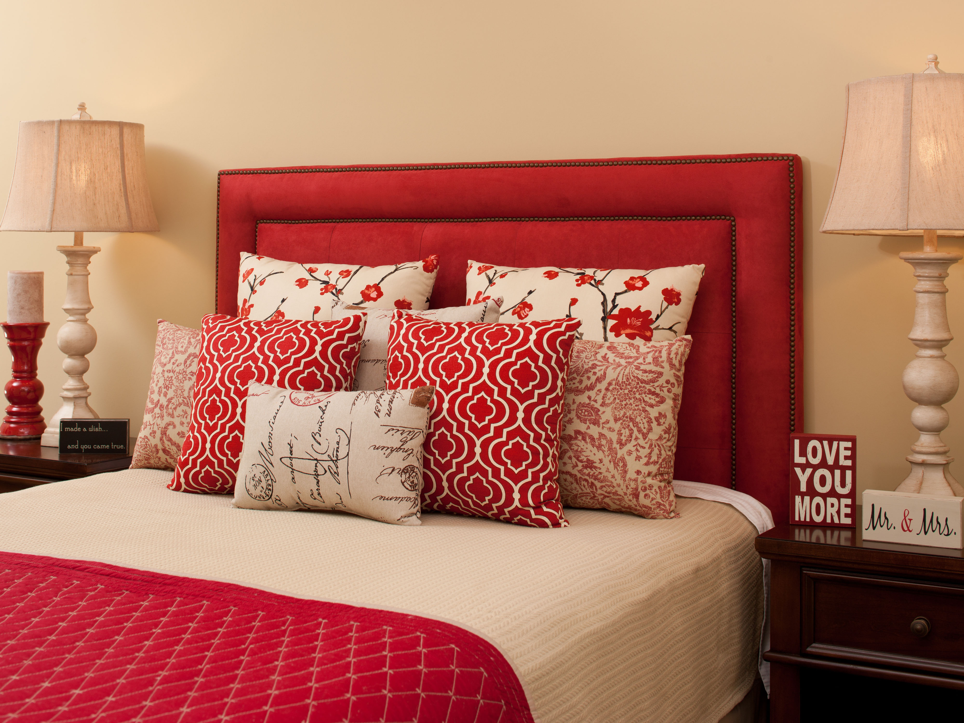 Красные подушки в спальню