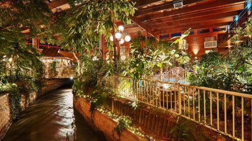 Vernon Atrium Hotel & Conference Centre