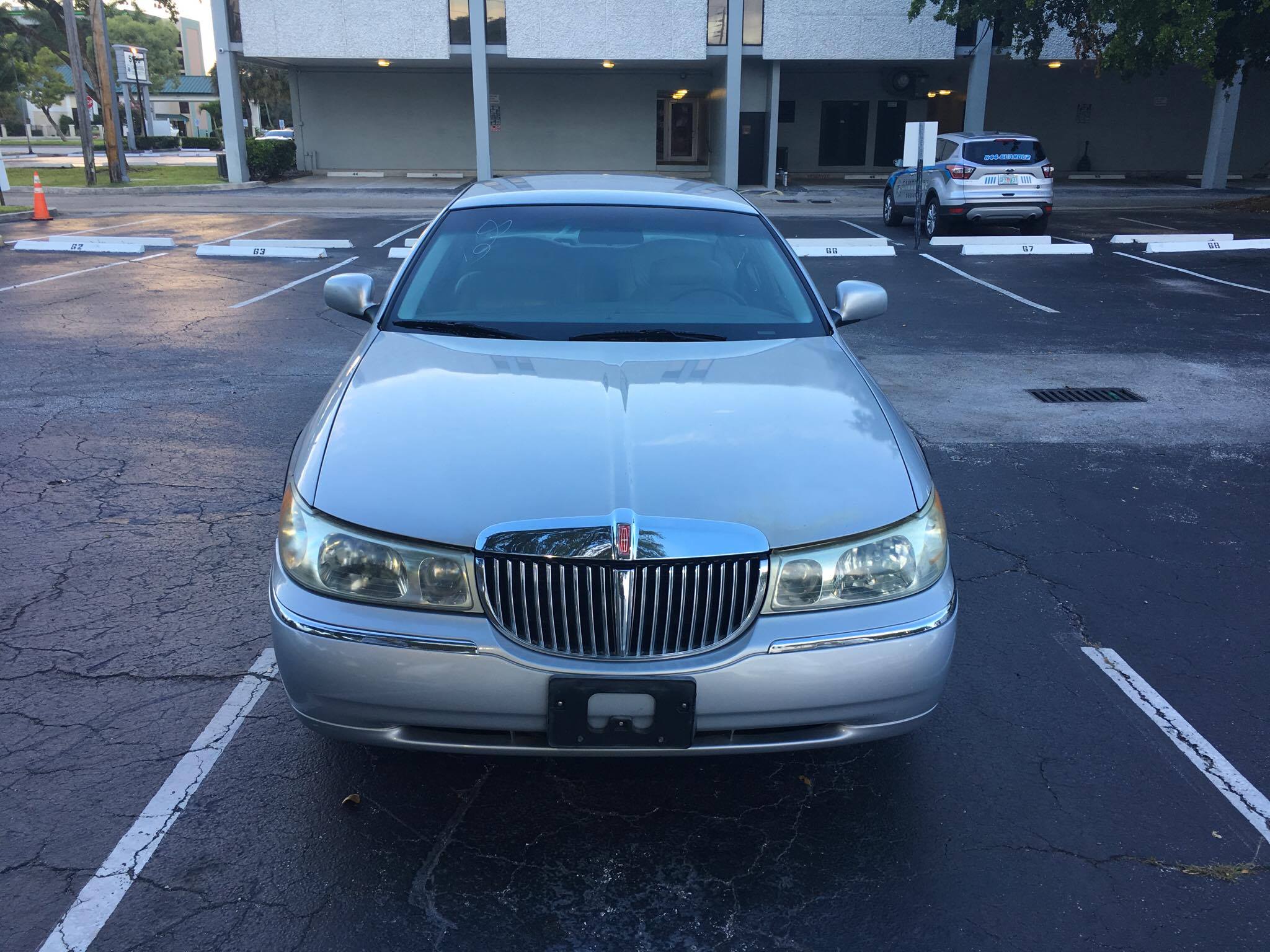 2000 Lincoln Town Car EXECUTIVE.
