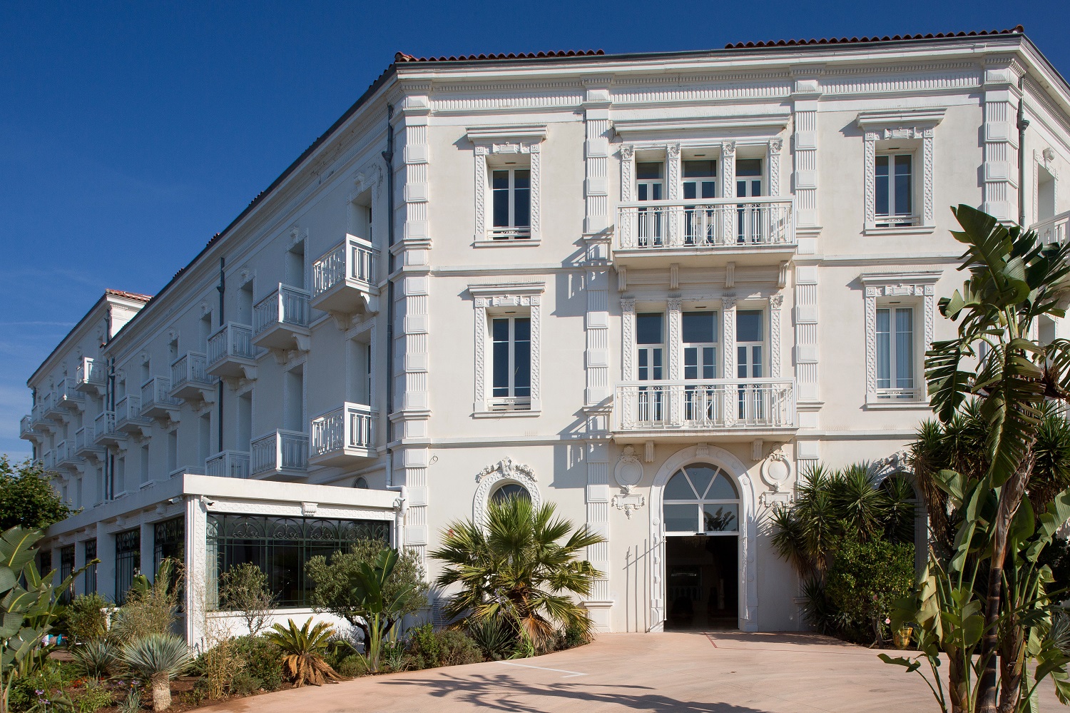 Grand Hotel des Sablettes Plage, Curio Collection by Hilton